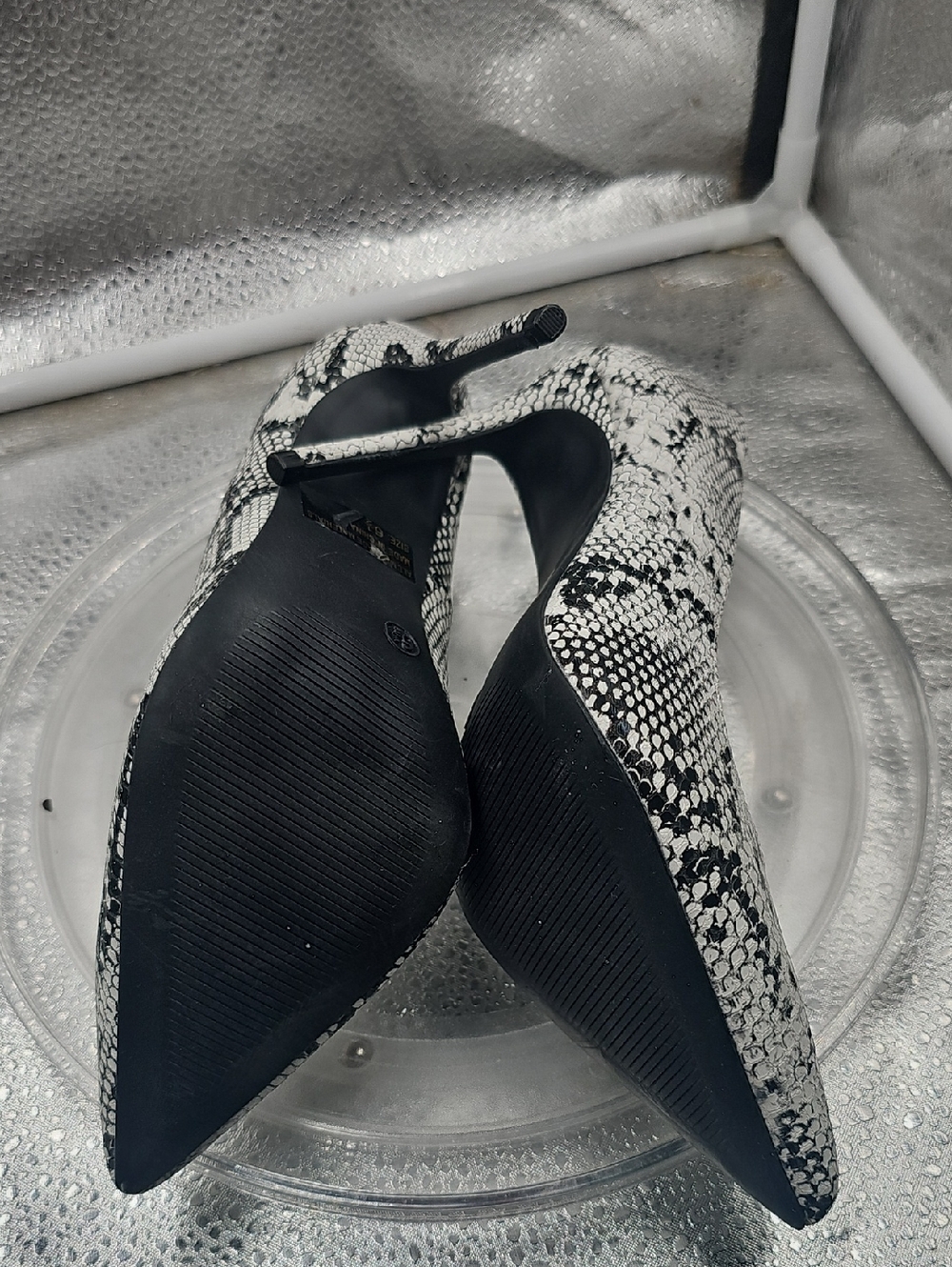 R Black And White Snake Pu Wild Diva heels Size 6 1/2 - Picture 10 of 13